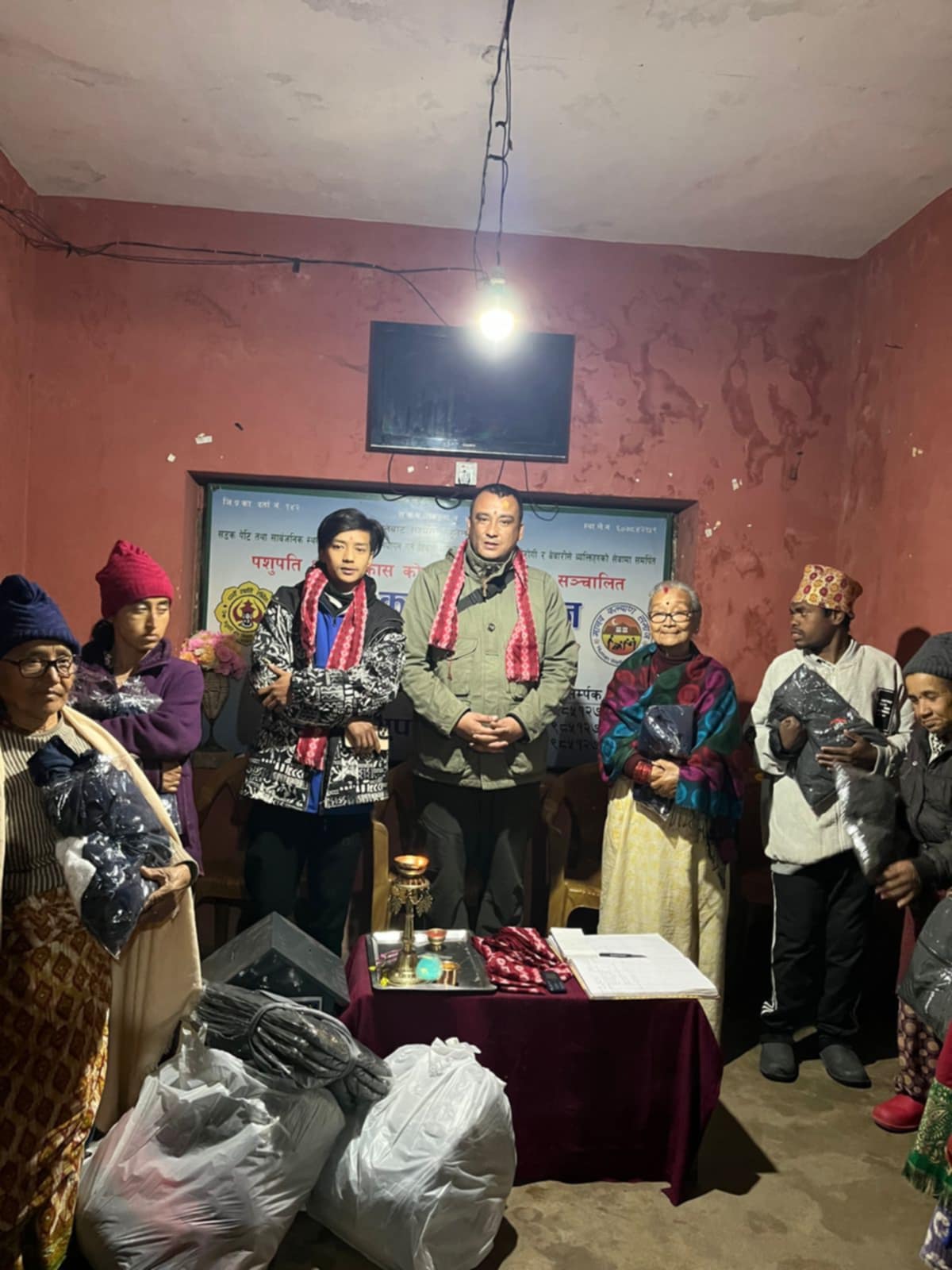 नयाँ वर्षको अवसरमा सेवा घरका आमाबुवालाई न्यानो ज्याकेट सहयोग